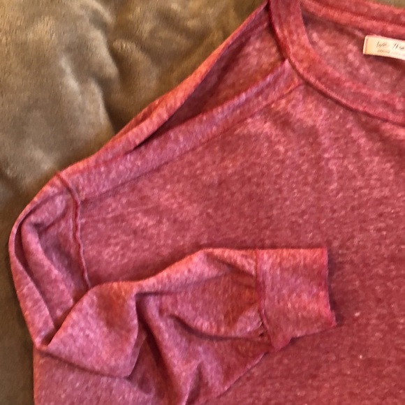 We The Free super cute cutout shoulder top - Picture 3 of 11